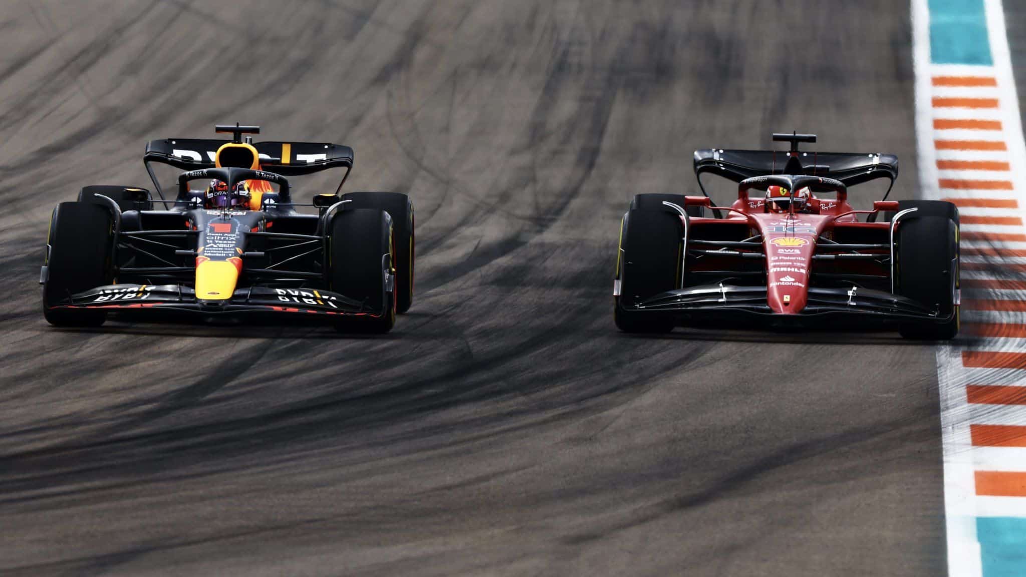 Max Verstappen adelantando a Charles Leclerc por el liderato en Miami. Foto: @RedBullRacing.