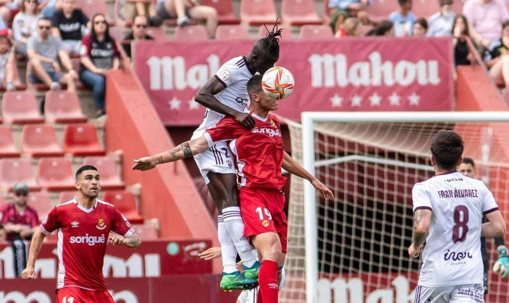 Djetei y Pablo Fernández se disputan un balón | Foto: @NASTICTARRAGONA