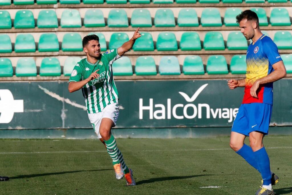Ángel Baena celebra un gol con el Betis Deportivo