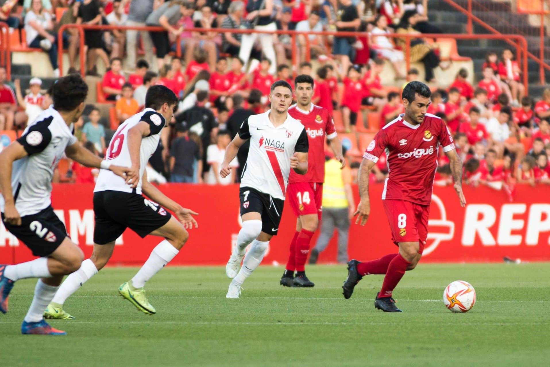 Pedro del Campo defiende el balón contra el Sevilla Atlético | Fuente: @NASTICTARRAGONA