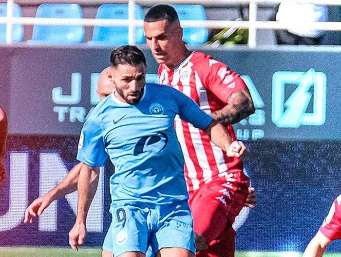 Nono, con Clavería (Lugo) detrás, en un partido con el Ibiza