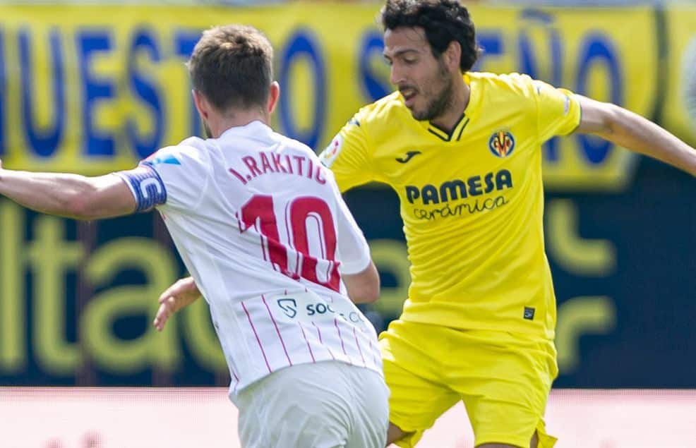 Parejo encara a Rakitic en un Villarreal-Sevilla