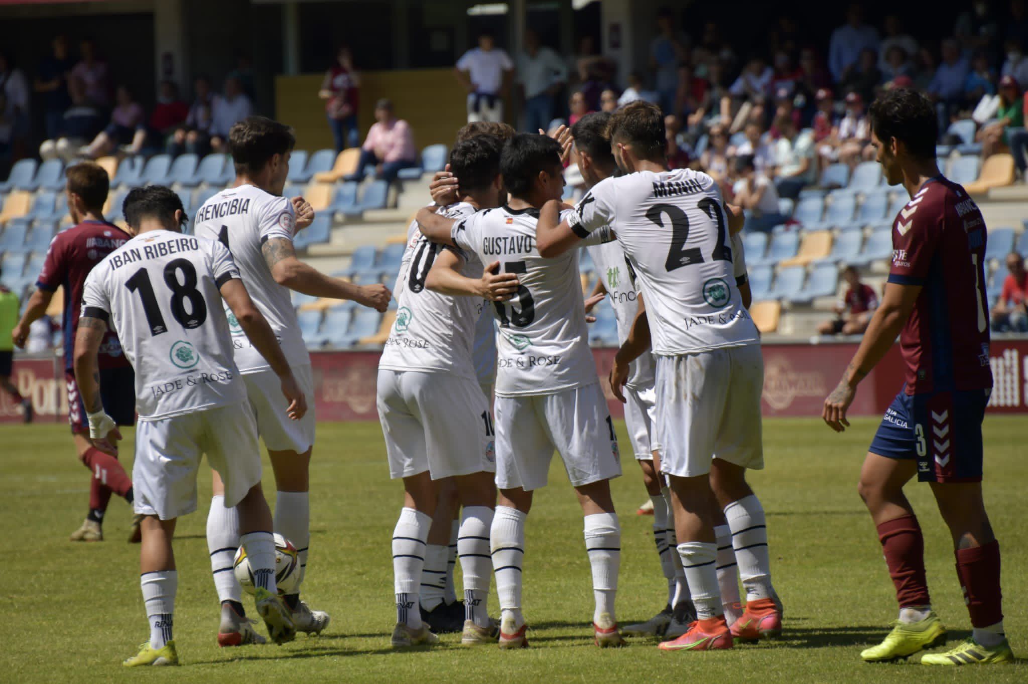 Jugadores del Salamanca CF UDS celebran un gol