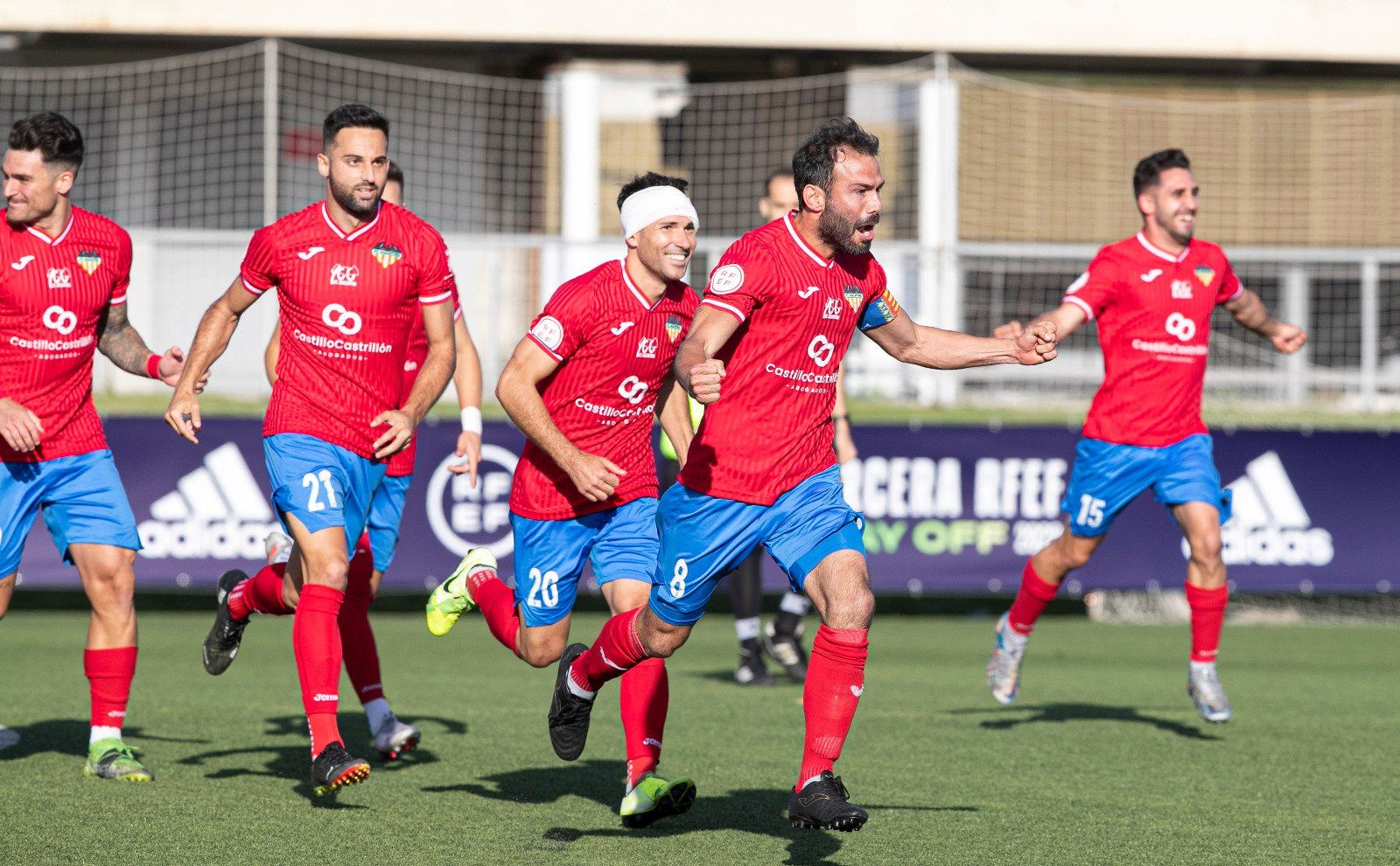 Sergio Boix celebra su gol en el partido del Atlético Saguntino por el ascenso