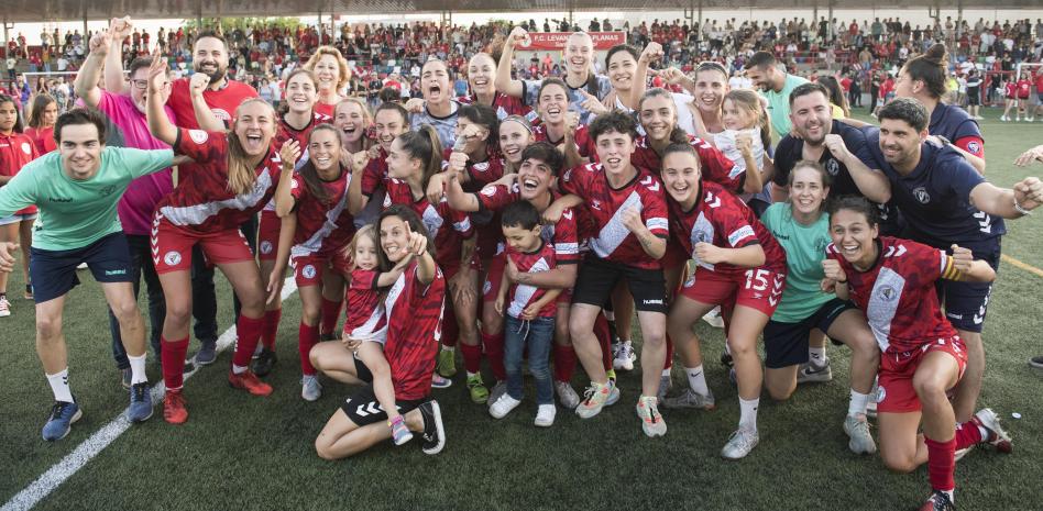 El Levante Las Planas celebrando el ascenso. Fotografía: Pere Puntí