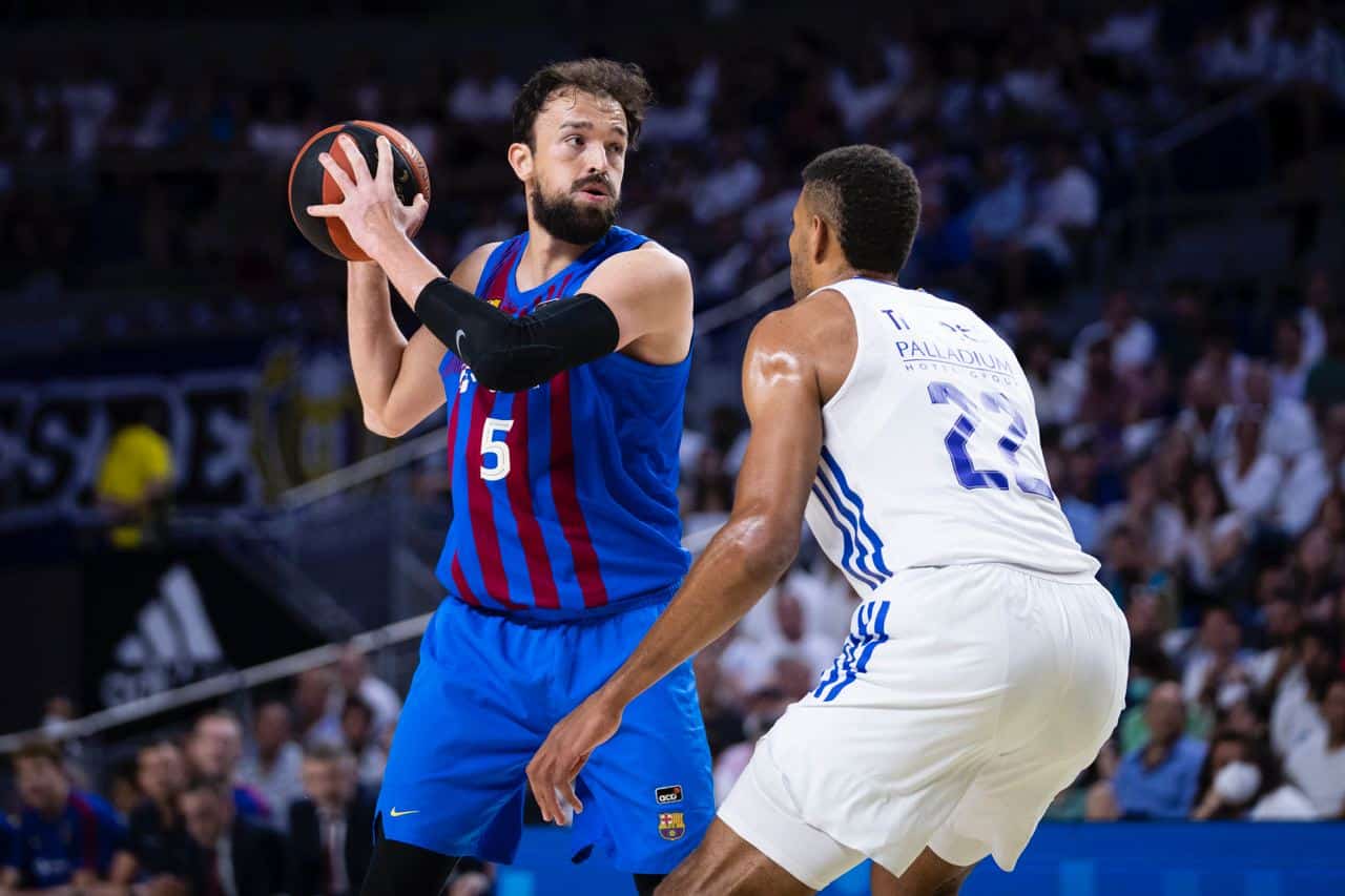 Sertaç Sanli con la pelota ante Walter Tavares. Foto: @FCBbasket
