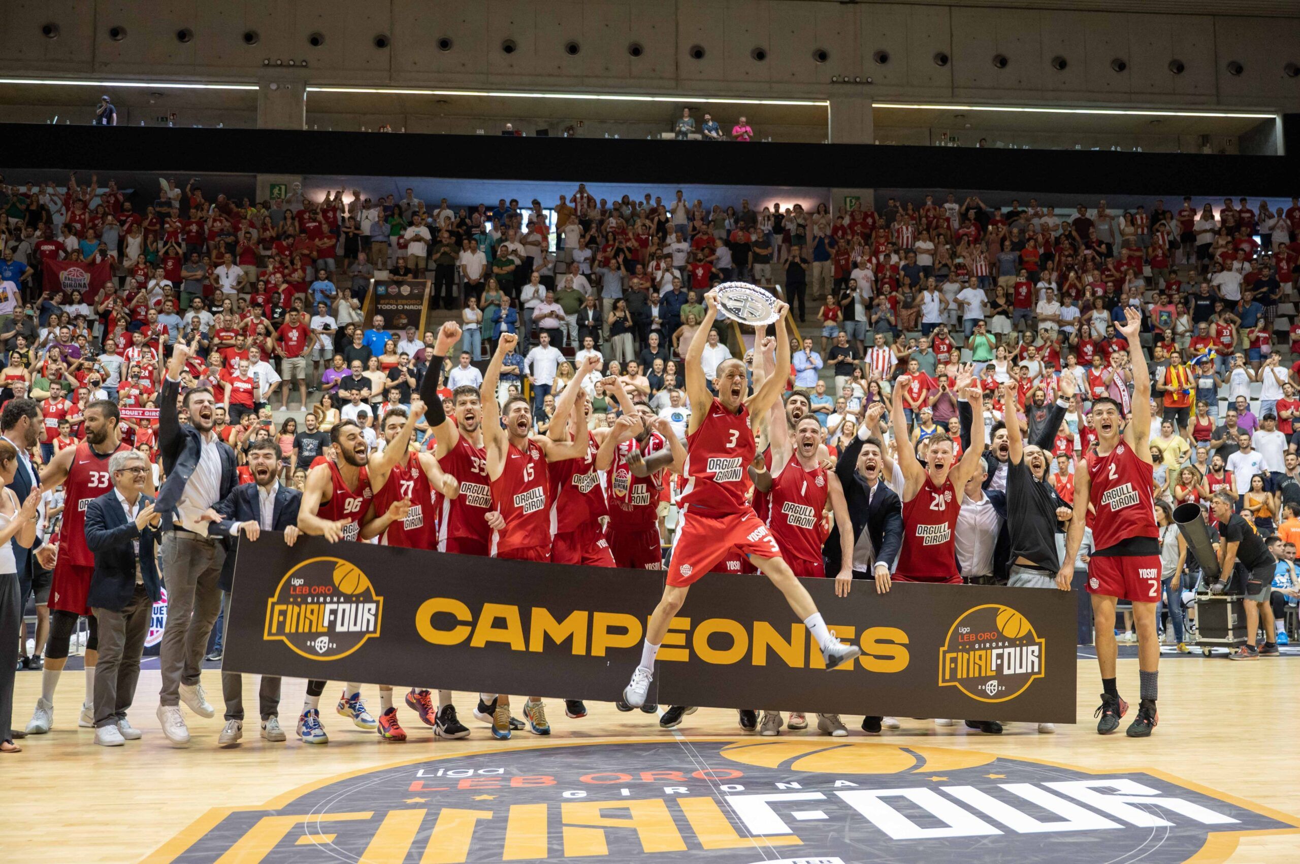 Albert Sabat alza el título al techo del pabellón Fontajau. Foto: @ACBCOM