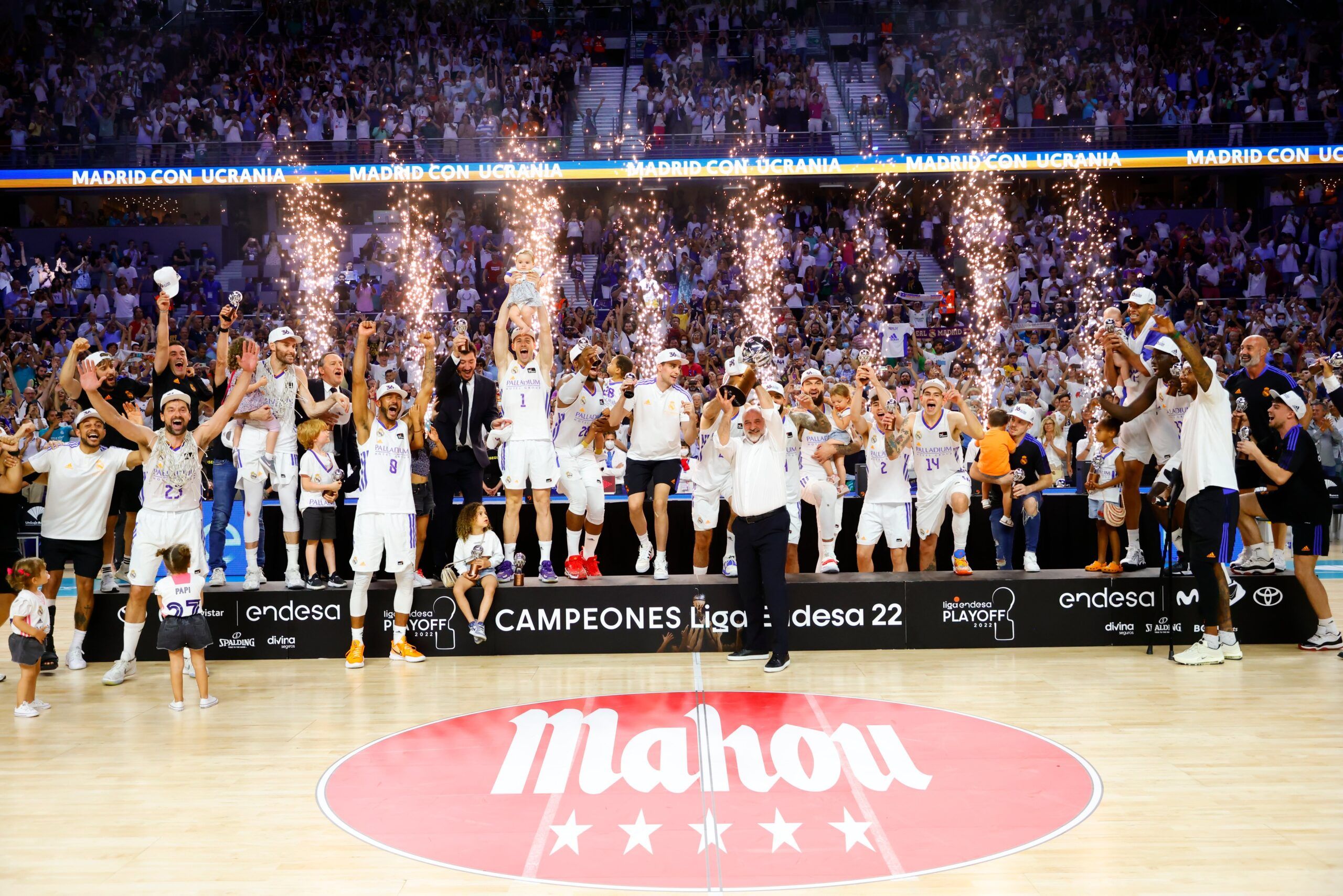 Pablo Laso alza el título de Liga Endesa. Foto: @ACBCOM