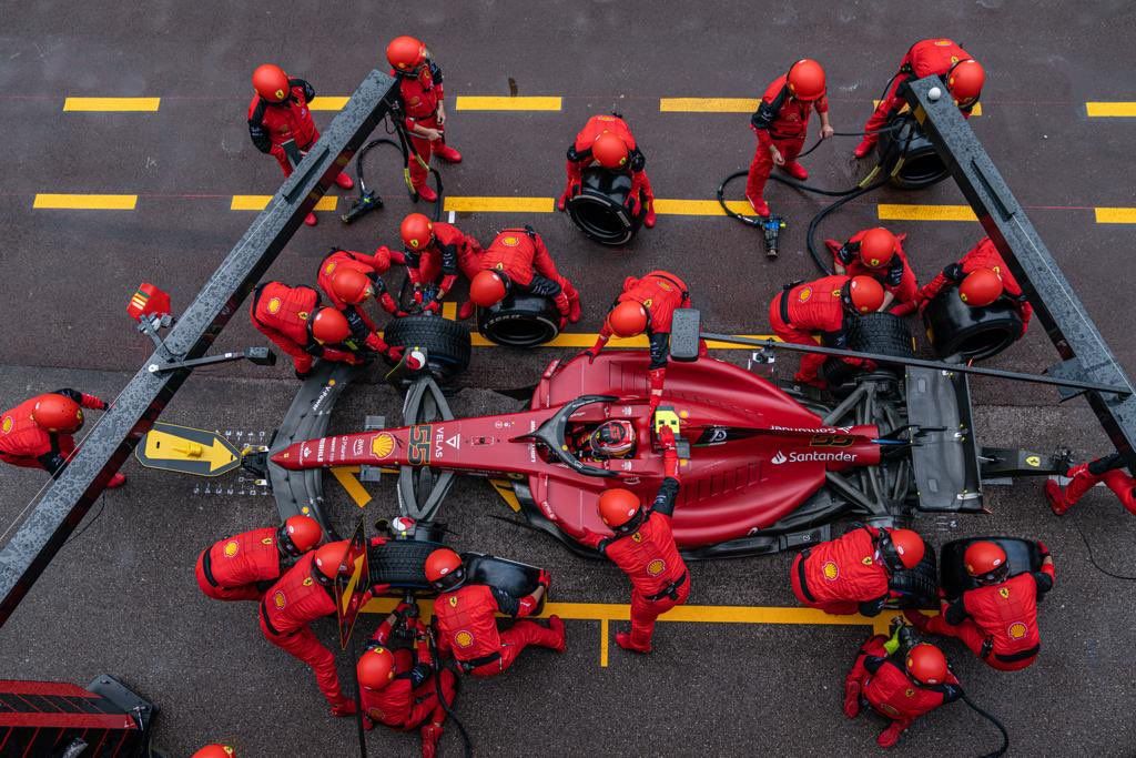 Carlos Sainz durante su pit stop en el Gran Premio de Mónaco. Foto: @ScuderiaFerrari.