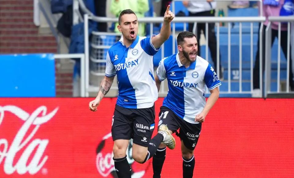 Gonzalo Escalante celebra un gol con el Alavés