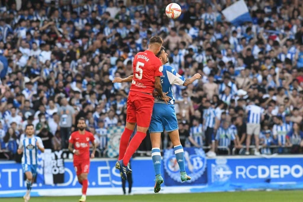 Josema Gómez pelea un balón con Quiles