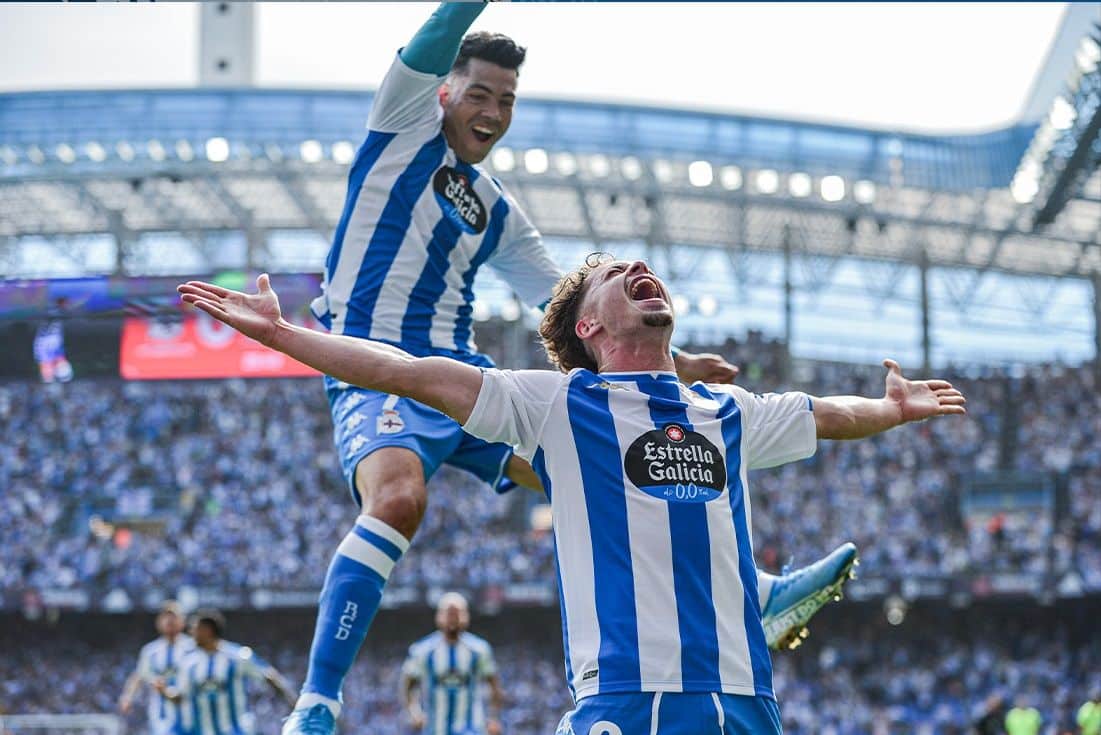 Mario Soriano celebra un gol con el Dépor
