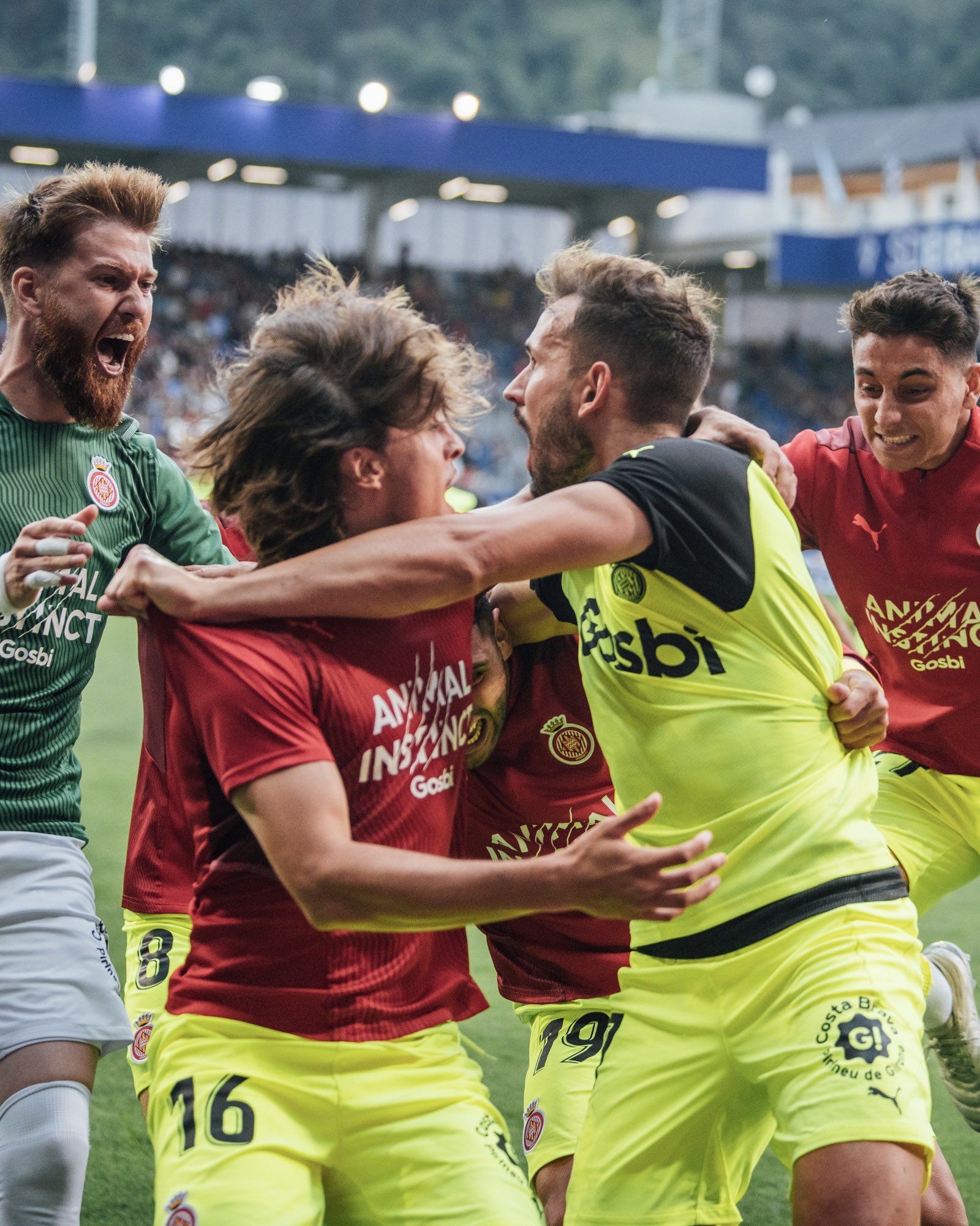 Stuani abraza a compañeros del Girona