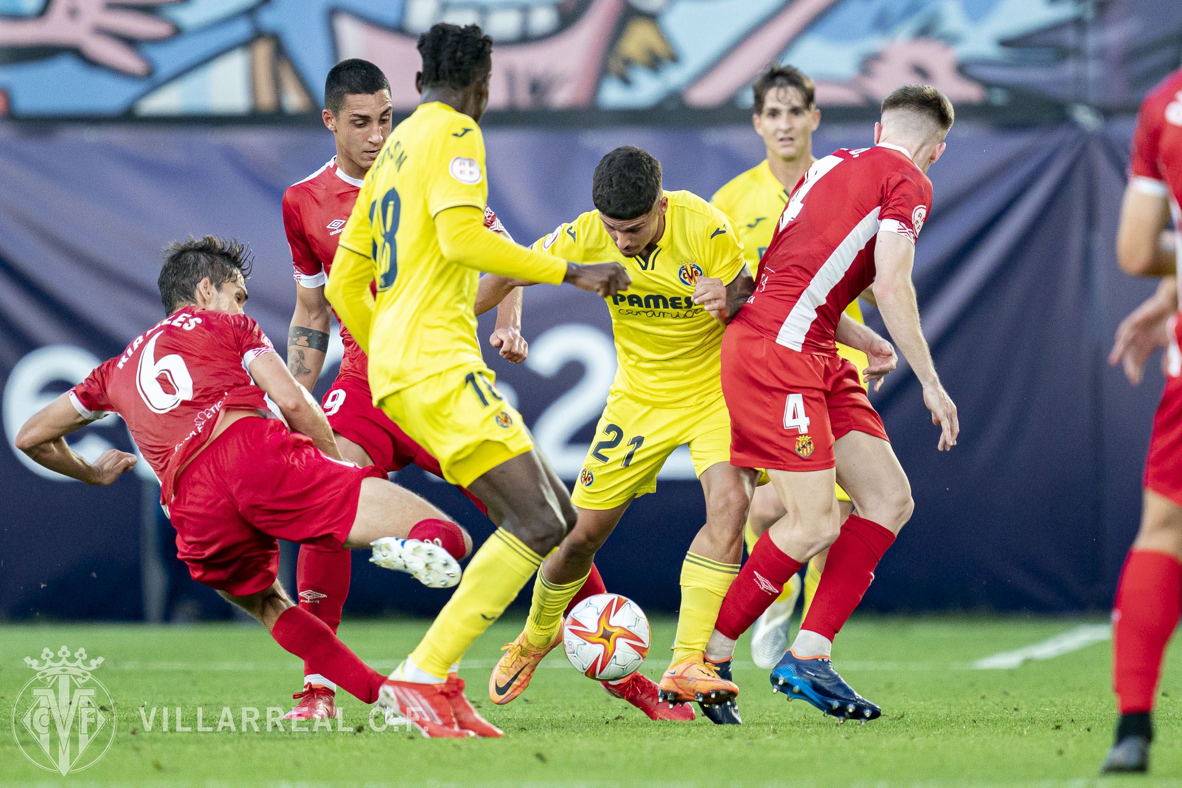 Sergio Lozano intenta escaparse de tres defensas | Foto: @CanteraGrogueta