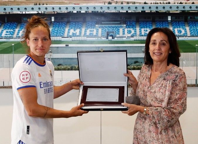 Galardón en homenaje a  Babett Peter con Catalina Miñarro (derecha). Twitter Oficial del Real Madrid (@realmadridfem)