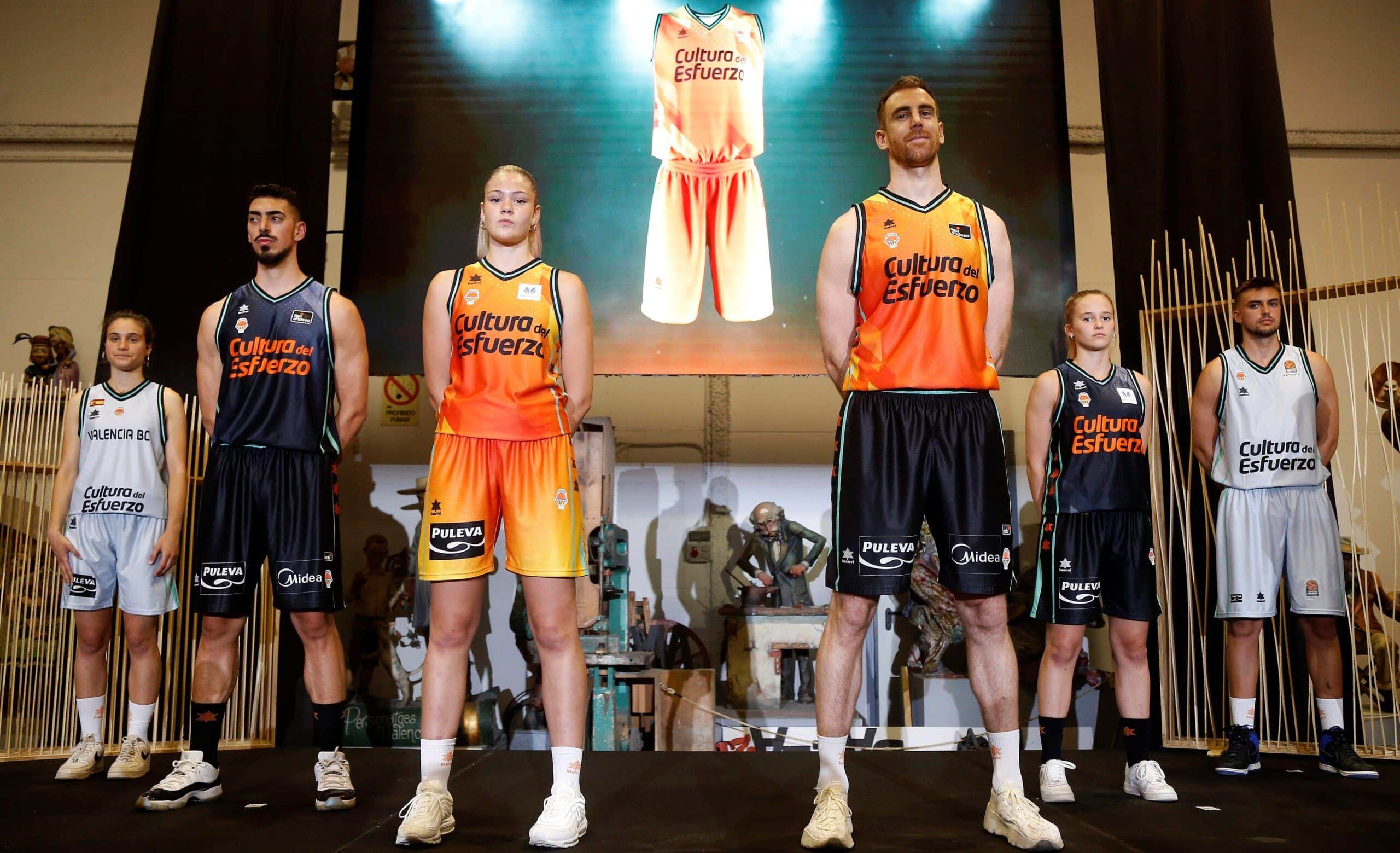 Así presentaron las nuevas equipaciones de Valencia Basket. Fuente: M.A. Polo (VBC).
