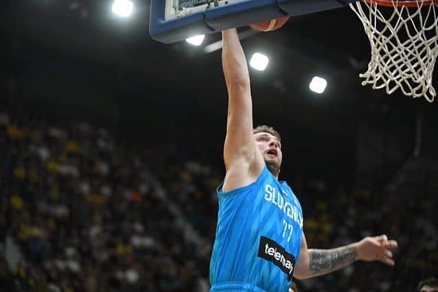 Luka Doncic realizando una bandeja. Foto: FIBA