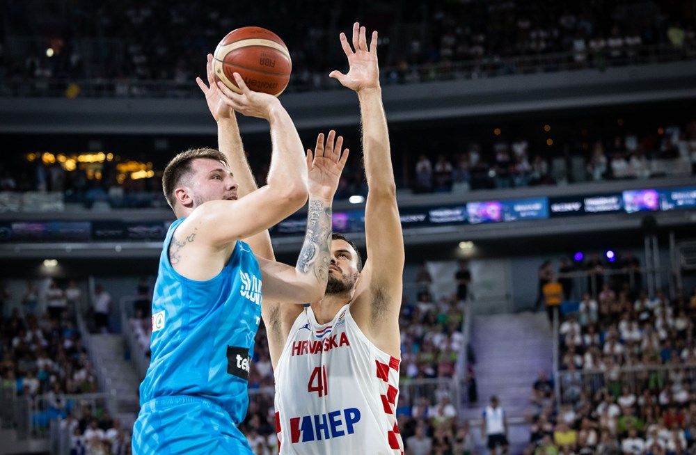Luka Doncic ejecuta un lanzamiento ante Ante Zizic. Foto: FIBA