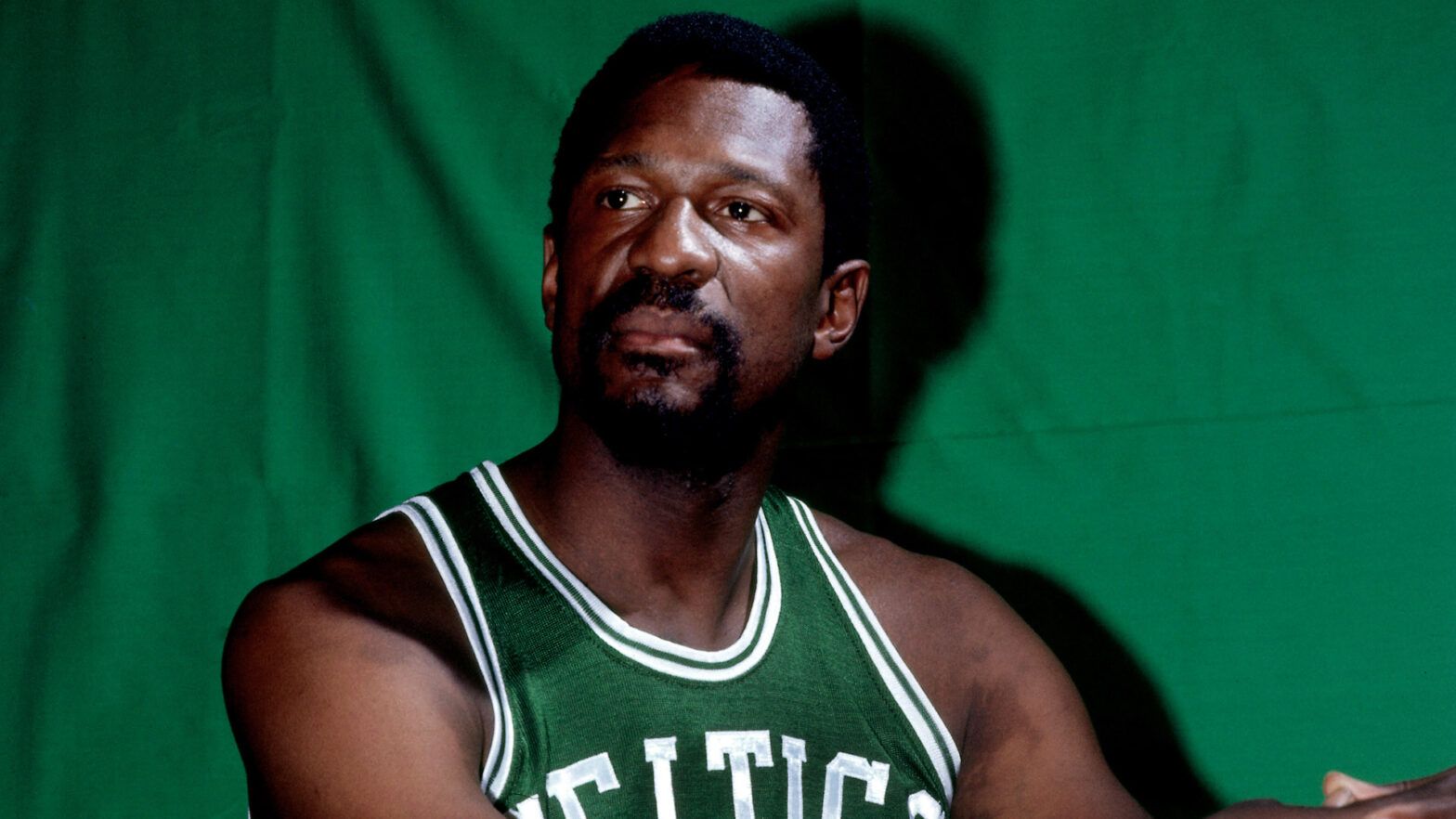 Bill Russell posa para una foto en1968 en el Boston Garden. (Photo by Dick Raphael/NBAE via Getty Images)