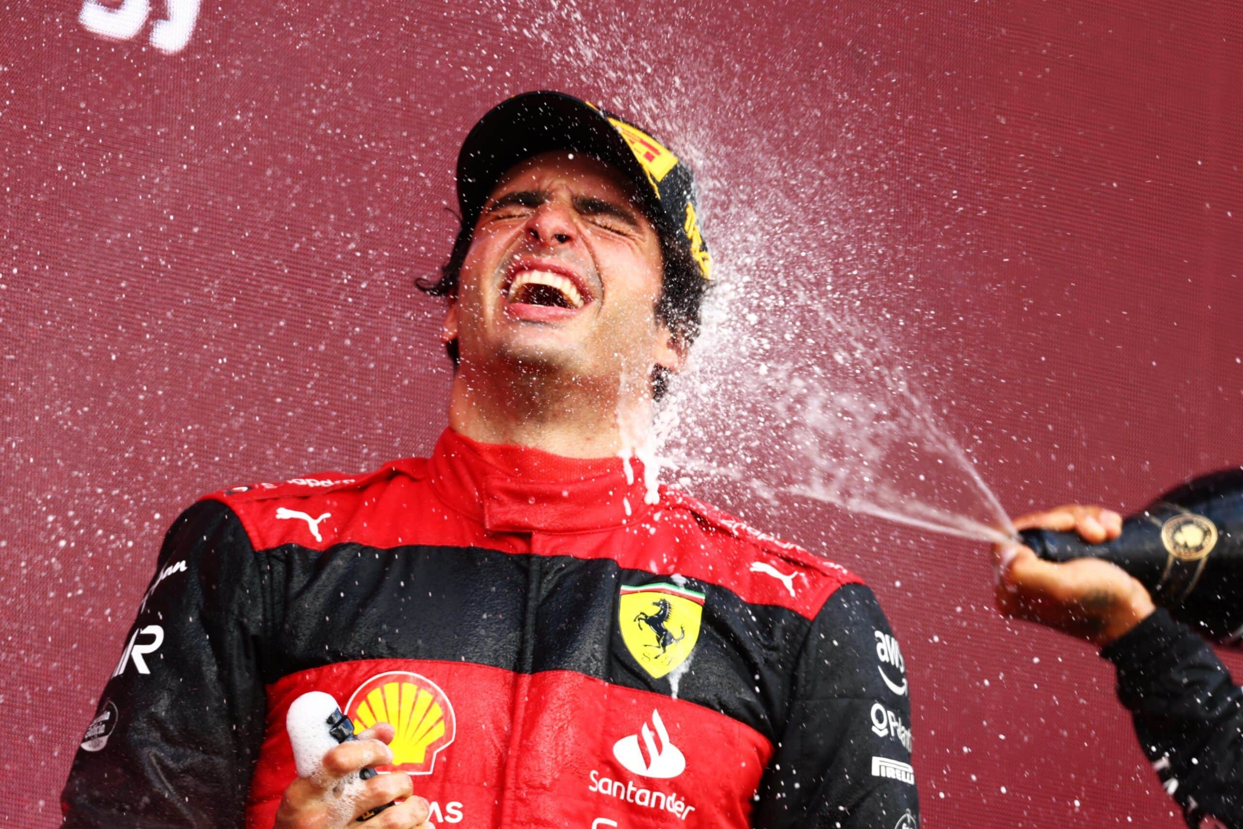 Carlos Sainz celebra la victoria en el podio de Silverstone. Foto: F1.