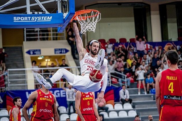 Tornike Shengelia se cuelga del aro tras anotar una canasta. Foto: FIBA
