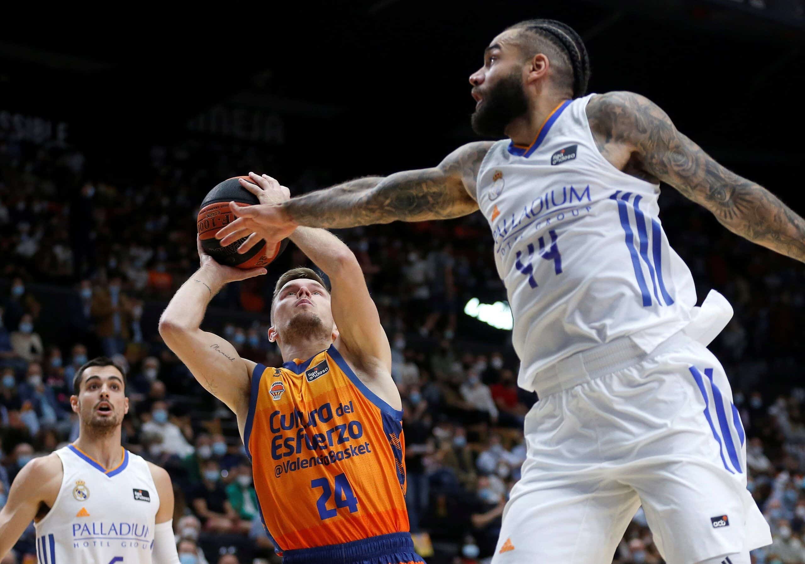 Hermannsson siendo defendido por el ya ex-madridista, Jeff Taylor. Fuente: M.A. Polo (VBC).