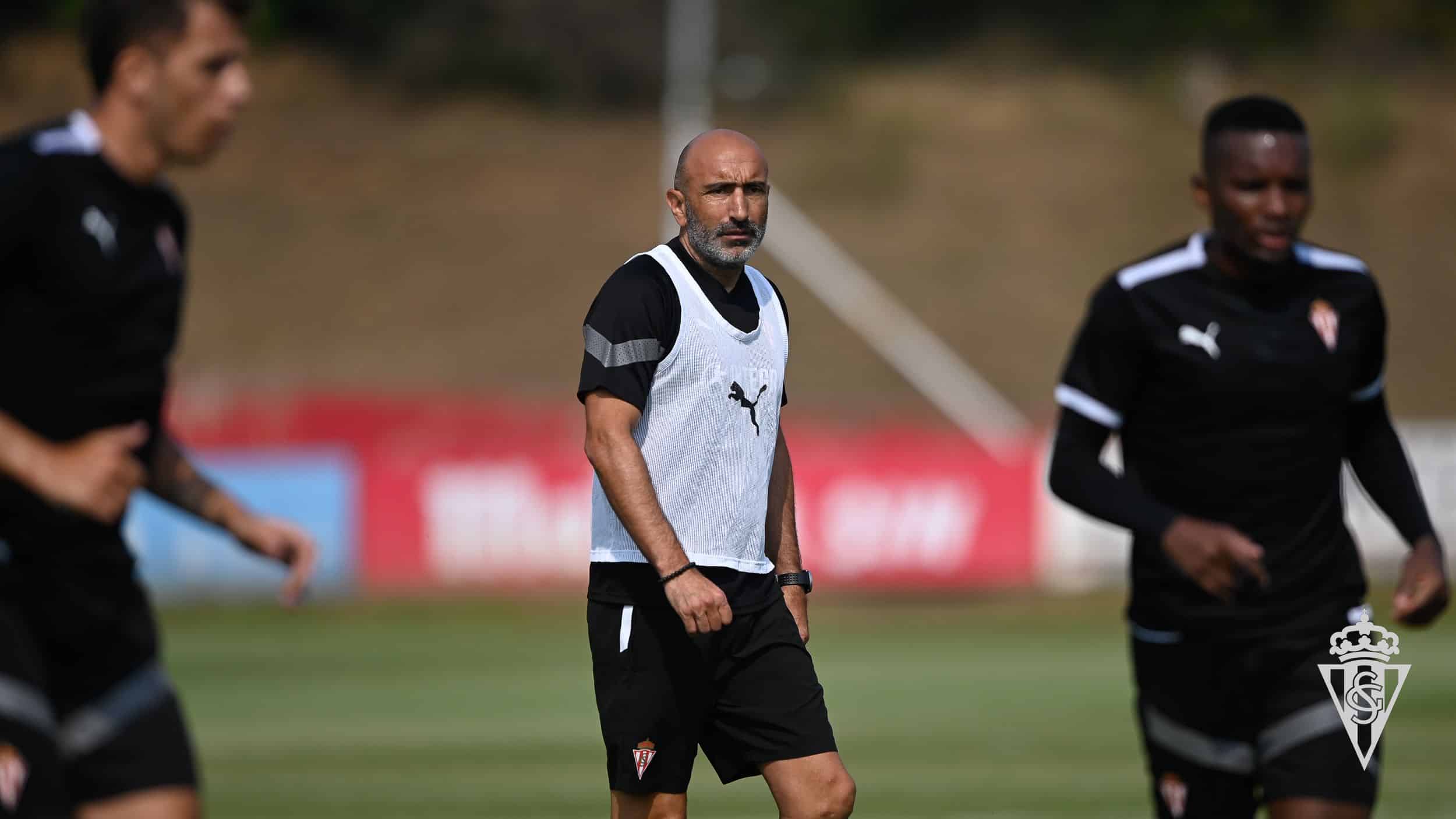 Abelardo dirige un entrenamiento en Mareo