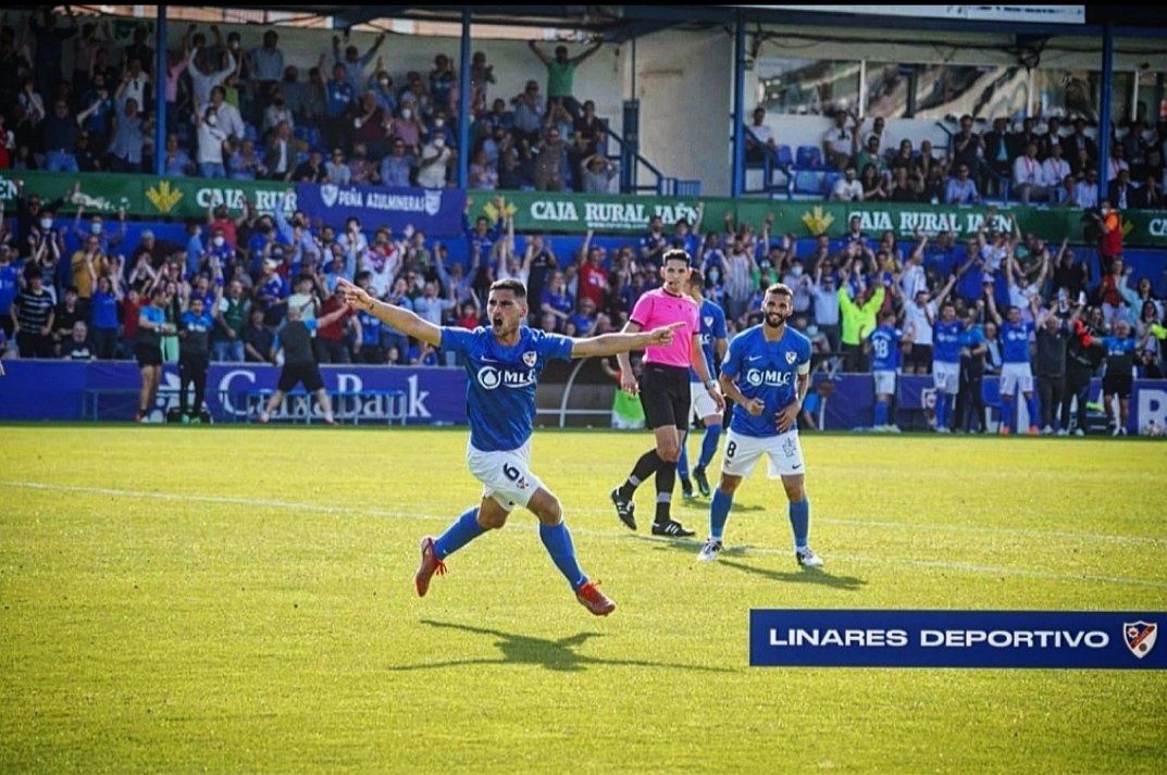 Fran Lara celebra un gol con el Linares

Foto: Linares Deportivo