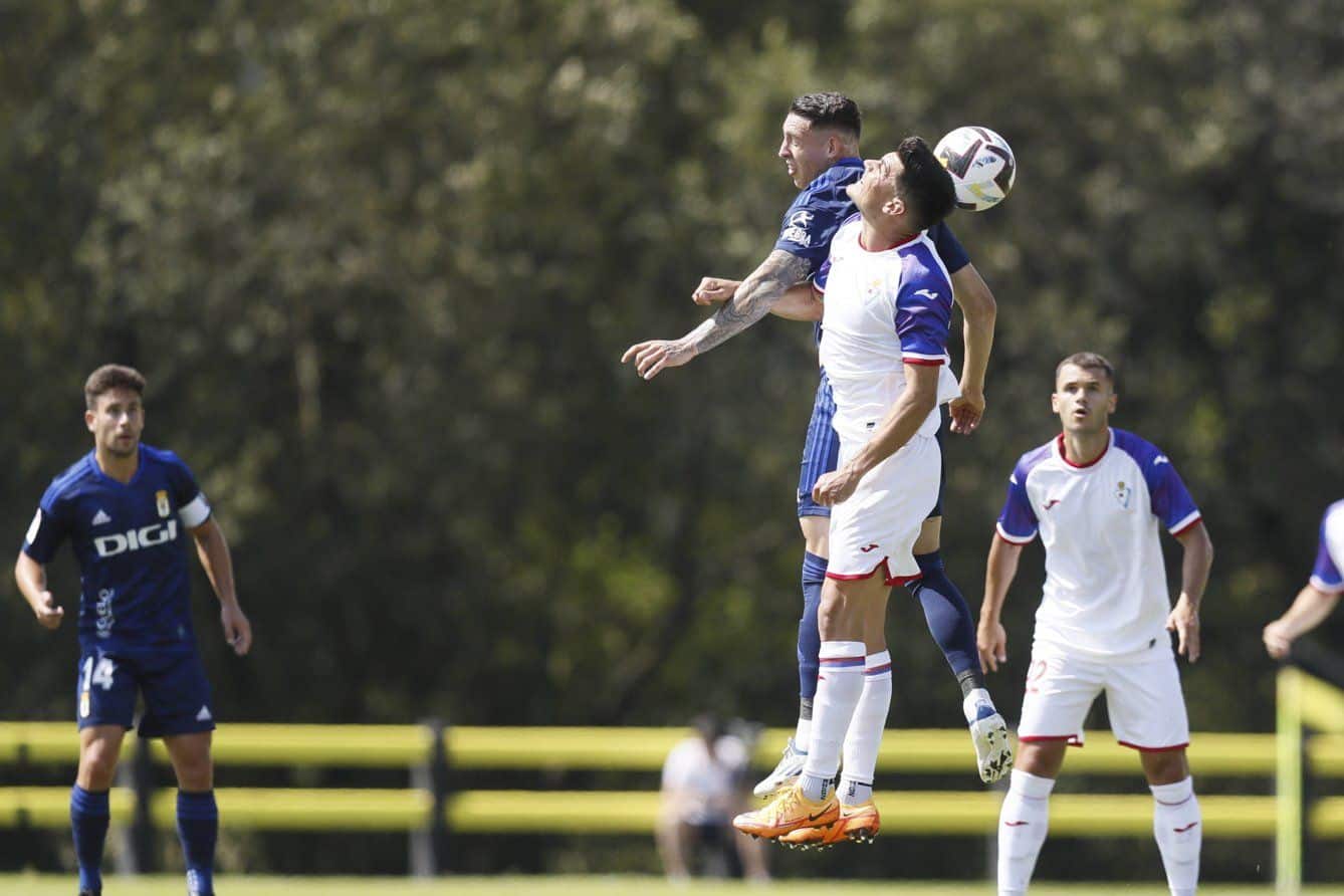 Jirka y Sergio Álvarez pelean por un balón aéreo