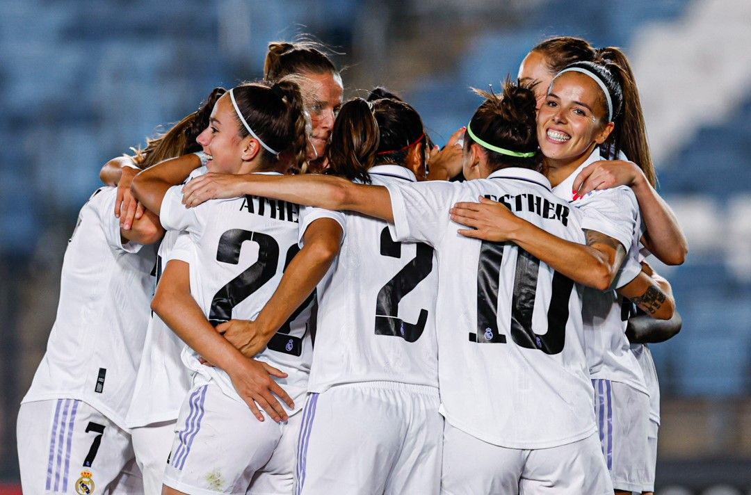 El Real Madrid celebrando su pase a la final de la fase preliminar de la UWCL. Fuente: Twitter Oficial del Real Madrid (@realmadridfem)