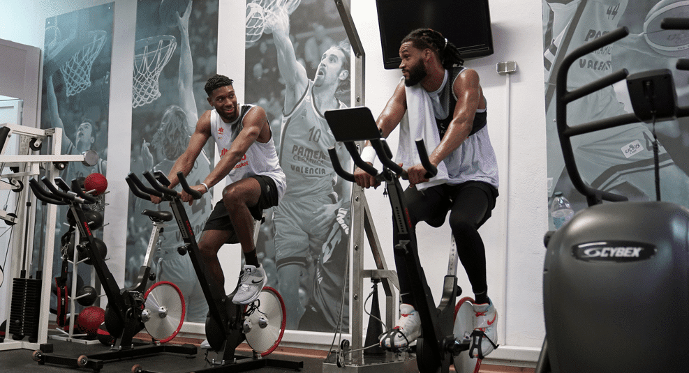 Kyle Alexander y James Webb III ejercitándose en las instalaciones de Valencia Basket. Fuente: M.A. Polo (VBC).