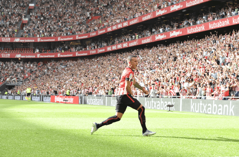 Álex Berenguer celebra su gol con la grada del Nuevo San Mamés. Fuente: Athletic Club.
