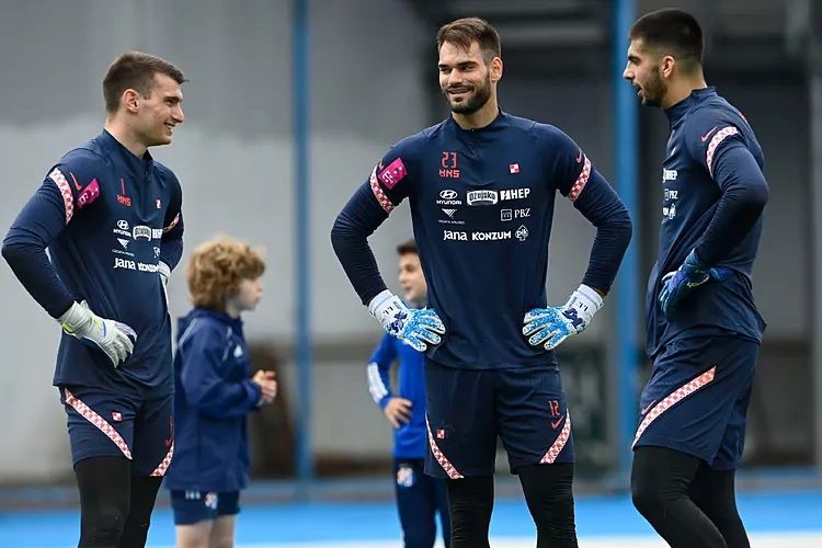 Foto: Ivusic, en el centro, durante una concentración con Croacia / HNSCFF