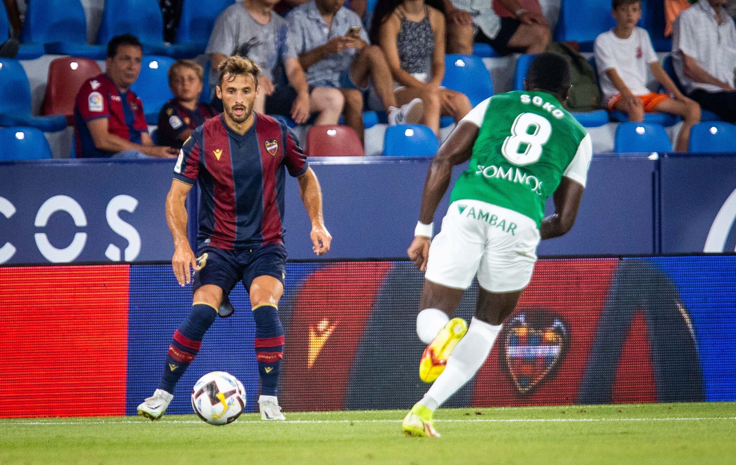 Saracchi con la pelota ante Soko. Foto: @LevanteUD