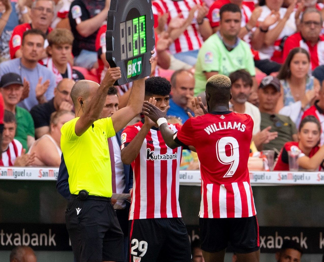 Momento en el que Iñaki Williams le da la alternativa a Malcom Adu en San Mames. Imagen: @AthleticClub