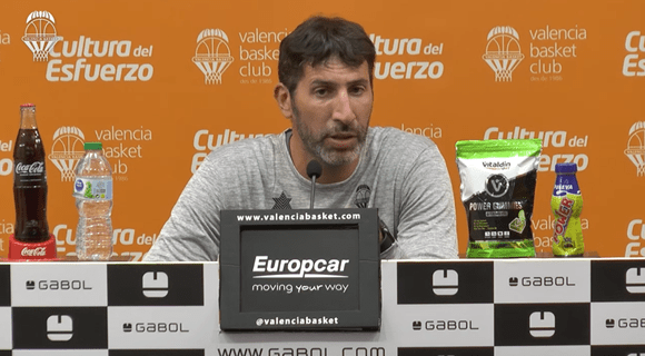 El entrenador de Valencia Basket durante la rueda de prensa iniciadora de la nueva temporada taronja. Fuente: M.A. Polo (Valencia Basket).