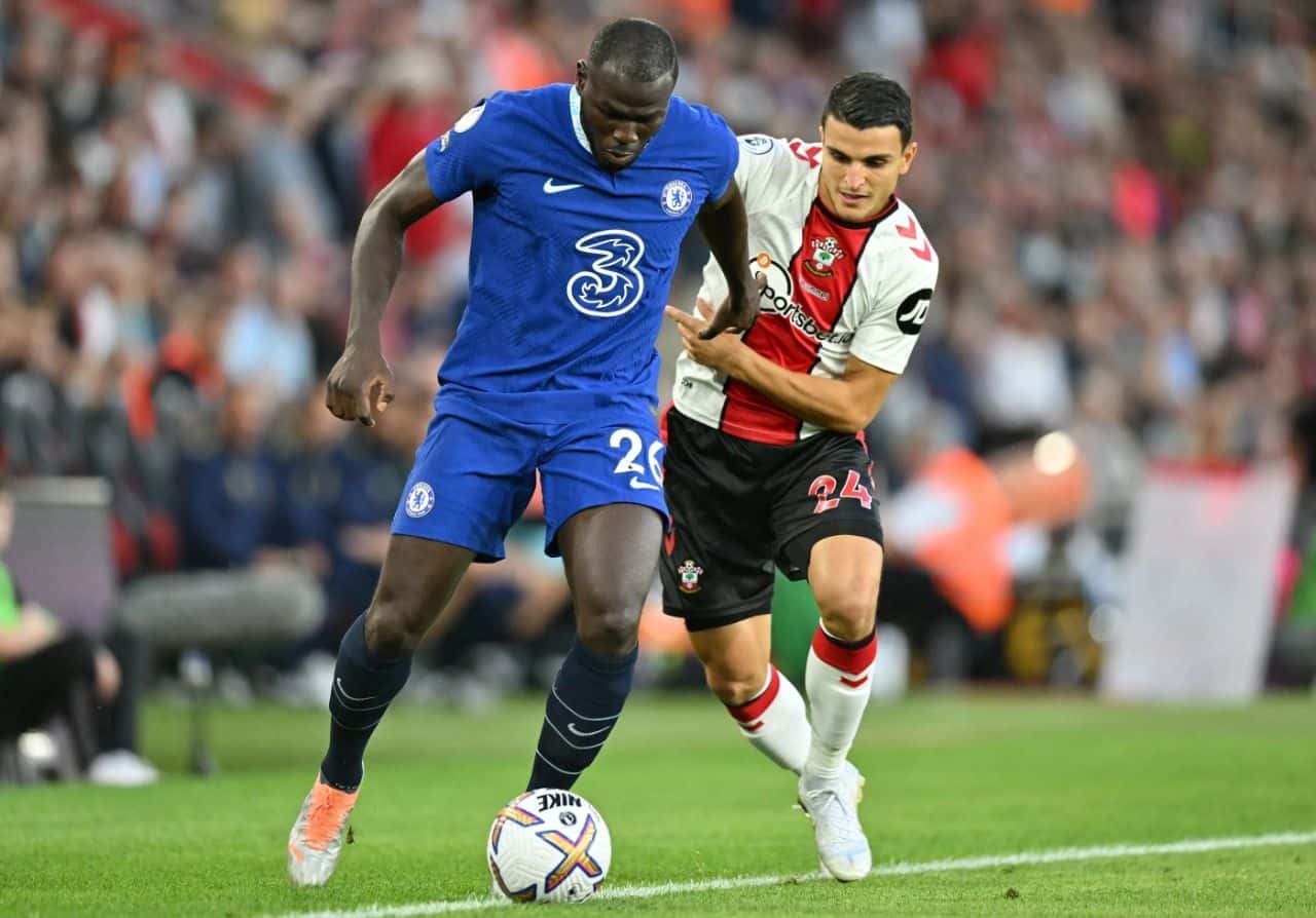 Koulibaly defiende mientras le viene uno del equipo local.