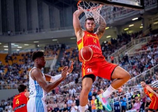Willy Hernángomez se cuelga del aro.