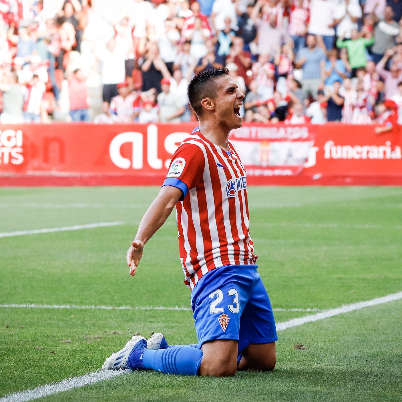 Djuka celebrando un gol con el Real Sporting