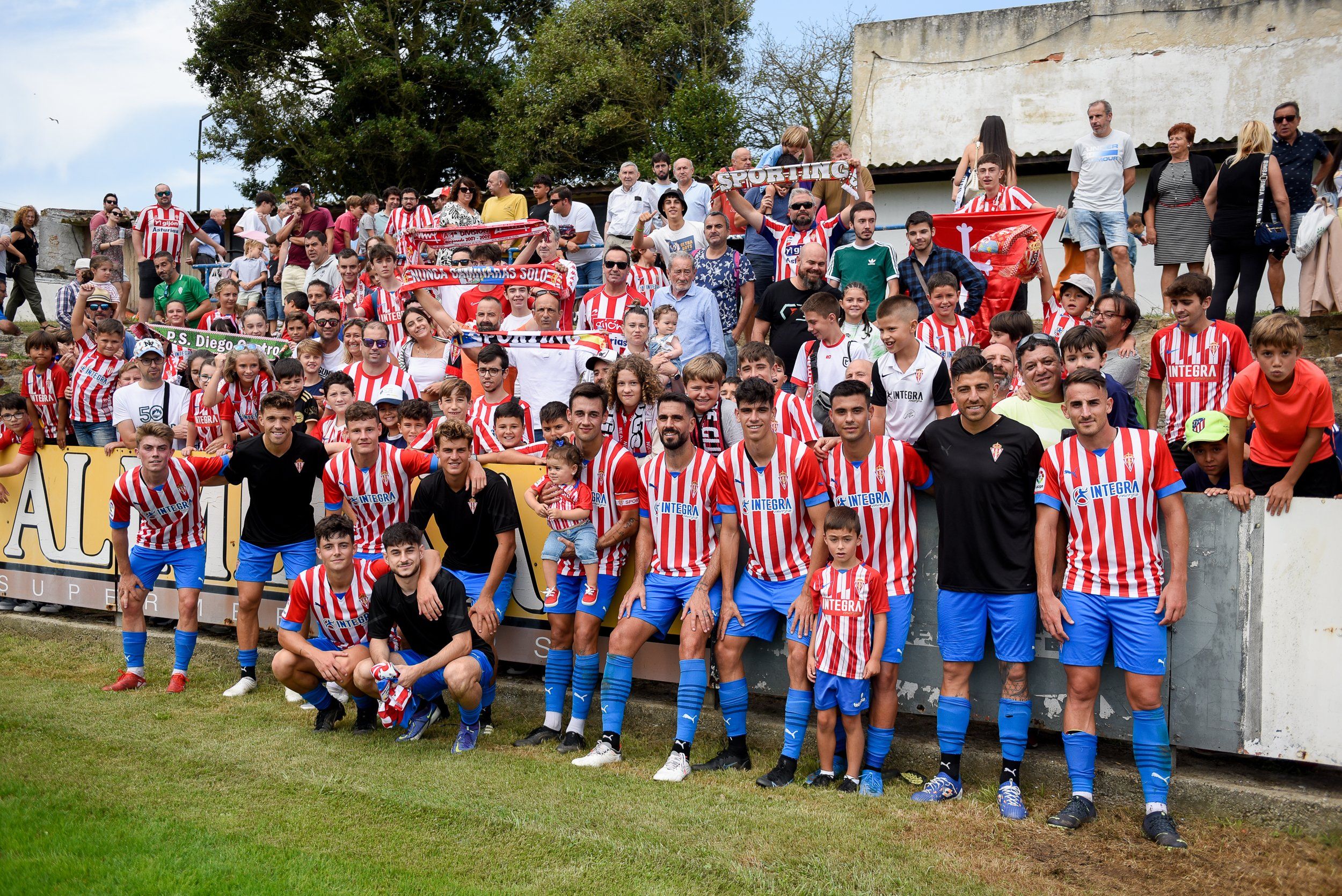 Miembros de la plantilla con aficionados en el amistoso de pretemporada en Luanco