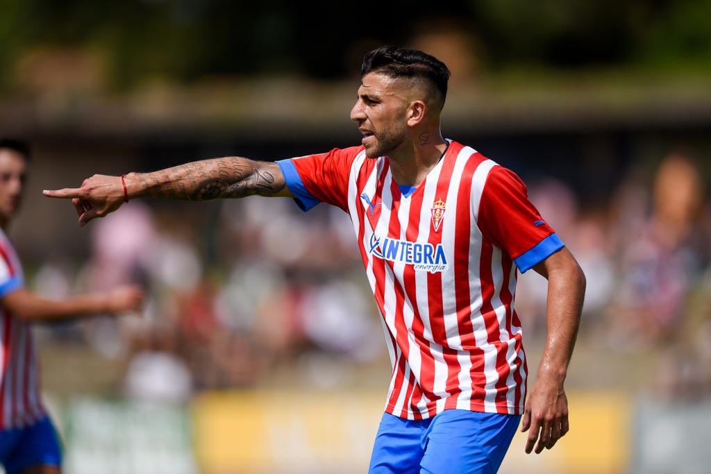 Zarfino dando instrucciones en un partido