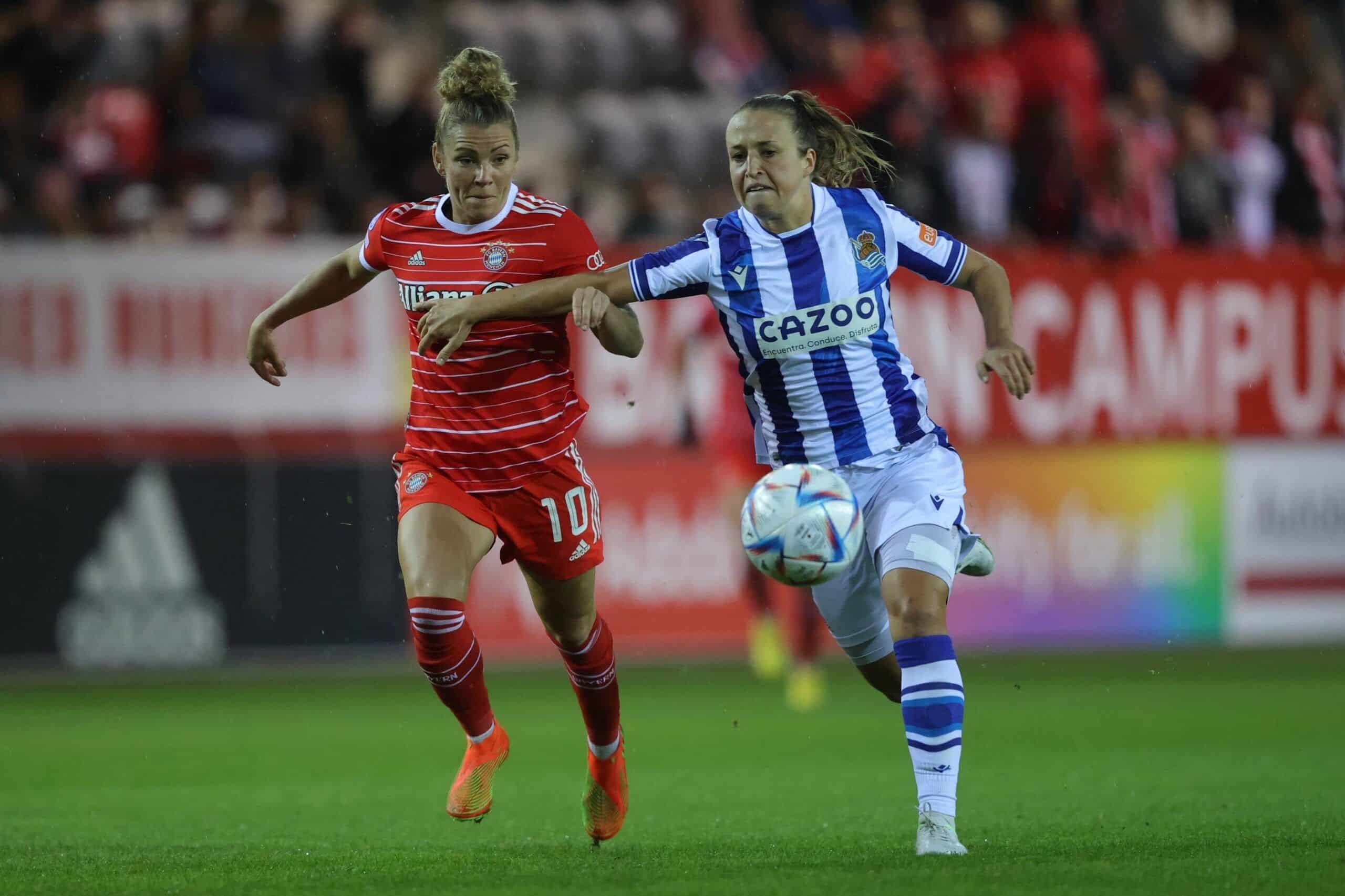 Dallmann (izquierda) peleando unbalón con Specht. Fuente: Twitter Oficial del Bayern de Múnch (@FCBfrauen)