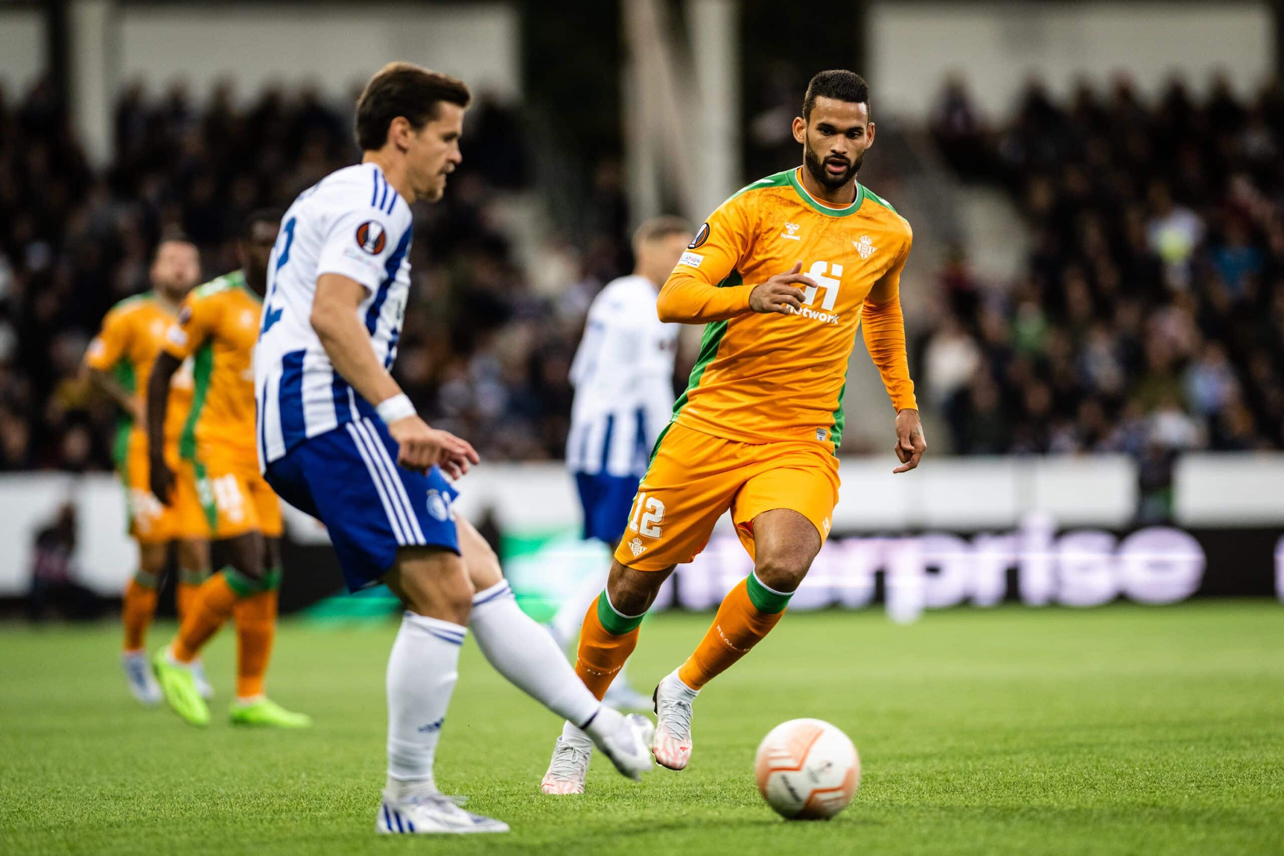 Willian José y Raitala en el partido disputado en Helsinki / @RealBetis