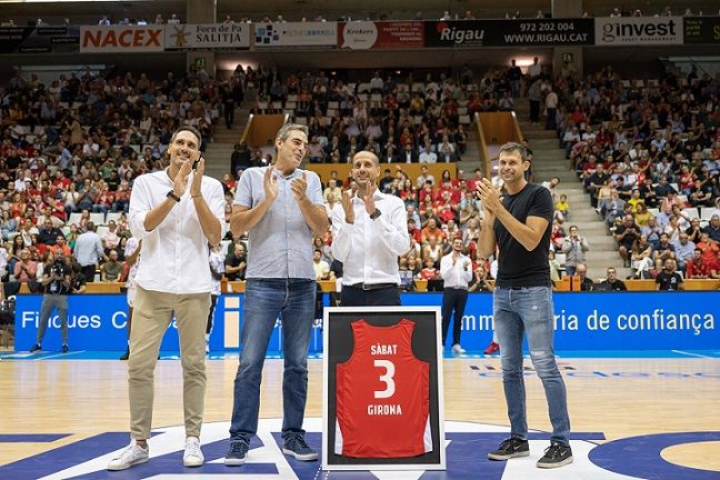 Entrega de la camiseta retirada a Albert Sàbat. Foto: @BasquetGirona