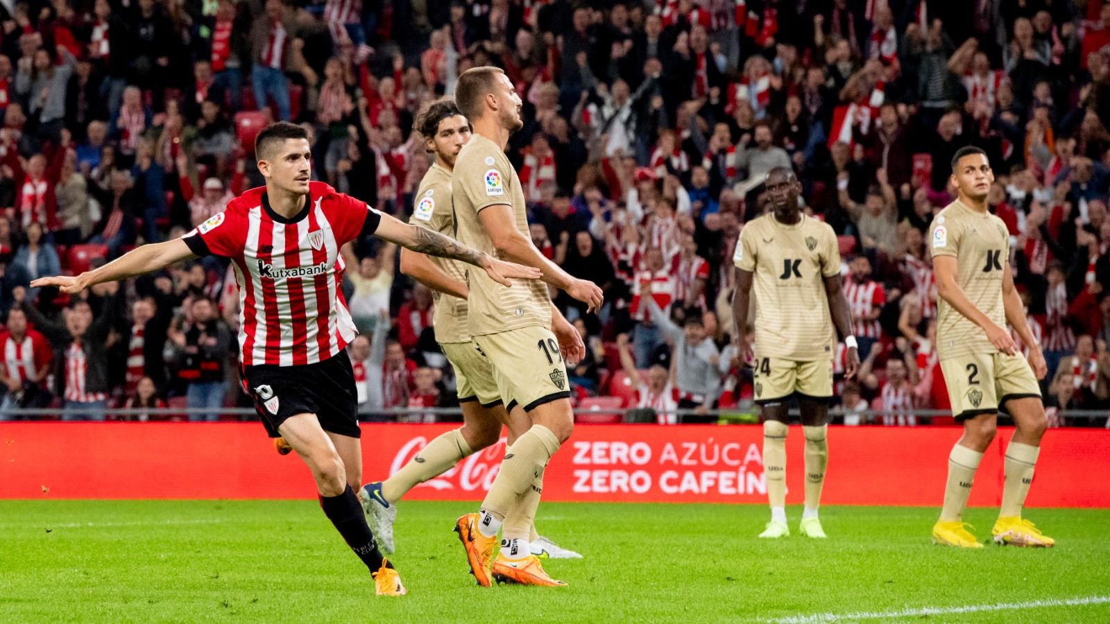 Sancet celebra su gol ante la preocupación de los futbolistas visitantes (@AthleticClub)