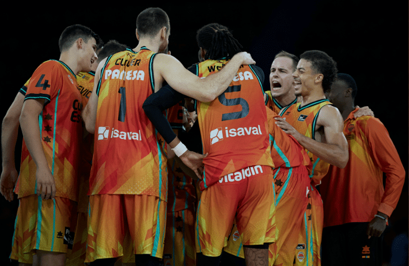 Los jugadores taronja celebran la primer victoria de la temporada. Fuente: Liga Endesa.