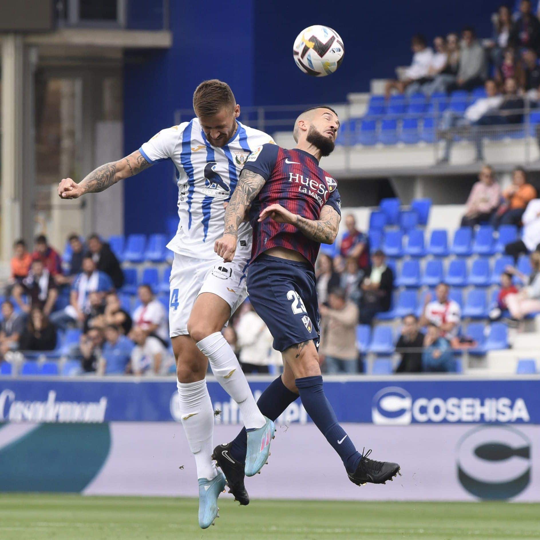 Imagen de un choque del partido. Fuente: @CDLeganes