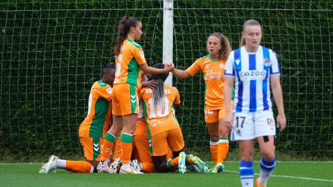 El Real Betis celebra el gol de Sosa. Fuente: Twitter Oficial del Real Betis Féminas (@RealBetisFem)