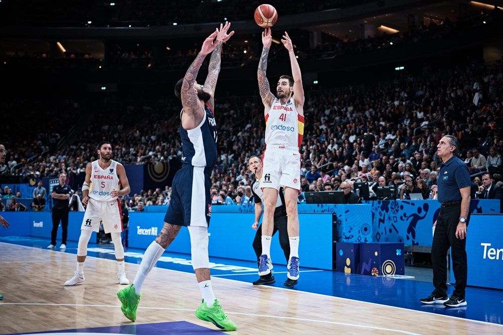 Juancho Hernángomez ejecuta un lanzamiento ante Vincent Poirier. Foto: Web de FIBA