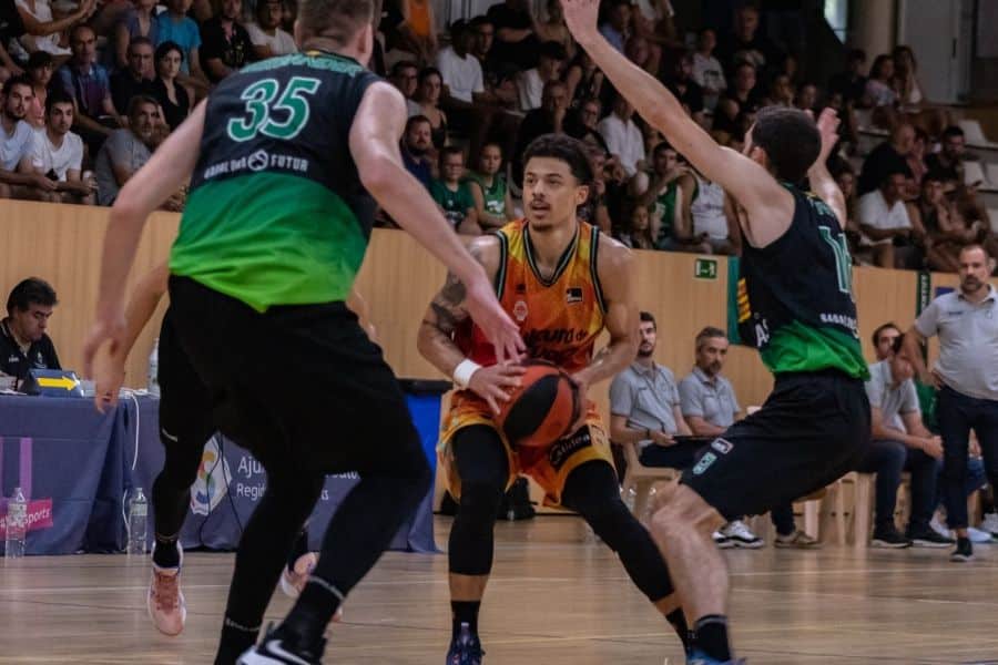 Jonah Radebaugh durante su segundo partido como taronja contra el CB Joventut. Fuente: Jonay González (VBC).